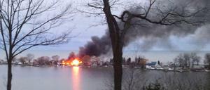 Ein Feuer in Webster im US-Bundesstaat New York breitet sich weiter aus, nachdem auf die herbeigeeilten Feuerwehrleute geschossen wurde.