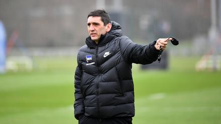 Tayfun Korkut ist seit vergangenem Jahr Trainer bei Hertha BSC und trainierte vorher unter anderem den VfB Stuttgart.
