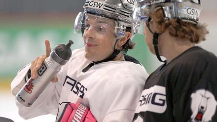Wenn es schlecht läuft, könnte der verletzte Daniel Brière (l.) nie mehr im Eisbären-Trikot auflaufen.