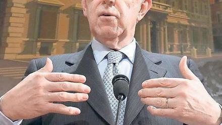 Auf Umwegen. Mario Monti behält sein Senatorenmandat. Italiens Wahlgesetz erlaubt es ihm, dass er sich nicht selbst um die Gunst der Wähler bewerben muss.Foto: Giuseppe Lami/dpa
