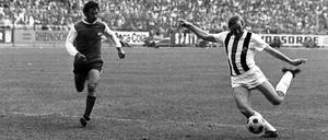 Gleich schlägt's ein. Günter Netzer erzielte sein legendäres Tor im DFB-Pokalfinale für Borussia Mönchengladbach gegen den 1. FC Köln.