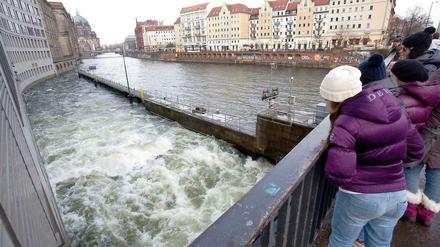 Heiligabend 2012: An der Mühlendammbrücke in Berlin sieht die Spree aus wie ein reißender Strom.
