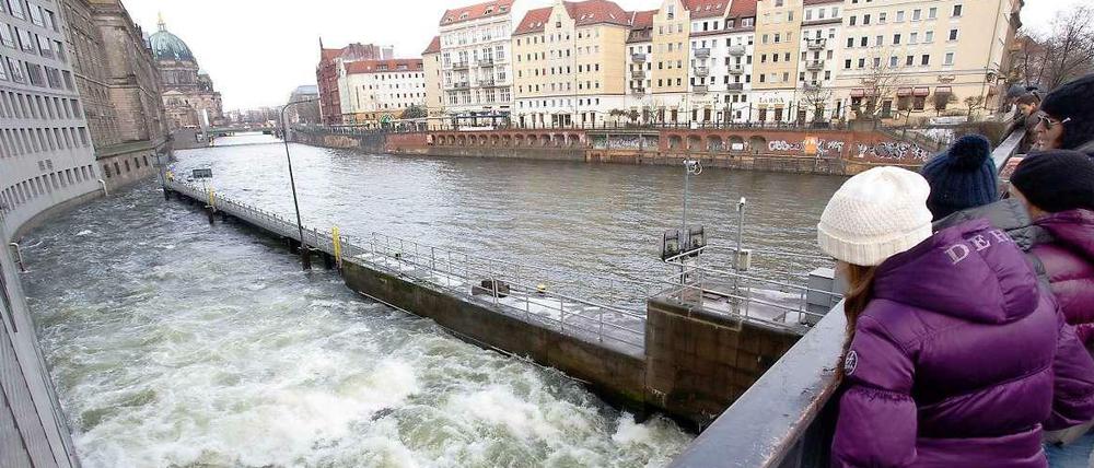 Heiligabend 2012: An der Mühlendammbrücke in Berlin sieht die Spree aus wie ein reißender Strom.