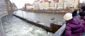 Heiligabend 2012: An der Mühlendammbrücke in Berlin sieht die Spree aus wie ein reißender Strom.