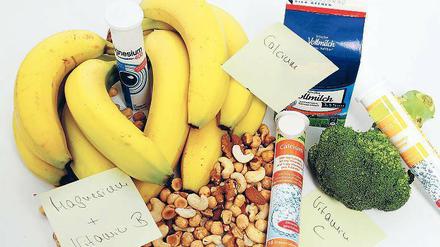 Natur gegen Chemie: Statt einer Tablette Calcium kann man auch einen halben Liter Milch trinken, in 100 Gramm Broccoli steckt so viel Vitamin C wie in einer Tablette, und Nüsse enthalten viel Magnesium. Bananen liefern Vitamin B12. 