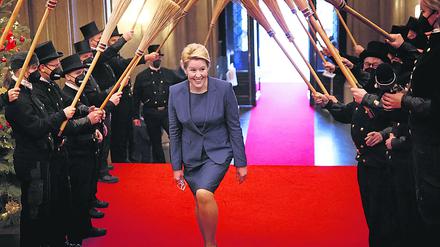 Für sie stehen sie Spalier: Franziska Giffey am 21. Dezember bei ihrem Einzug ins Rote Rathaus als neue Regierende Bürgermeisterin Berlins.