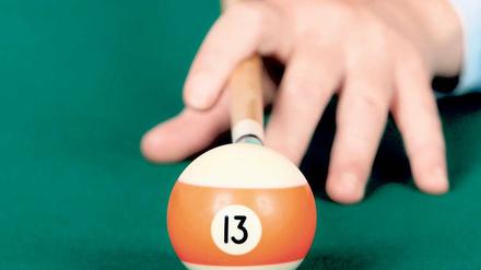 Gleich rollt die Kugel. Sie hat ein Ziel. Aber nicht vergessen: Es ist nur ein Spiel.