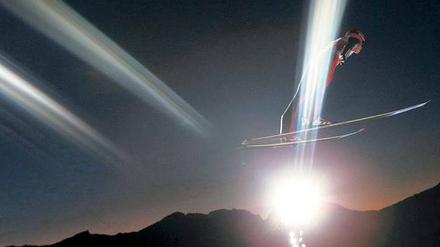 Hier fliegt ein Oberbayer. Andreas Wellinger stammt aus Ruhpolding – bisher auch keine Hochburg der Skispringer. Foto: Reuters