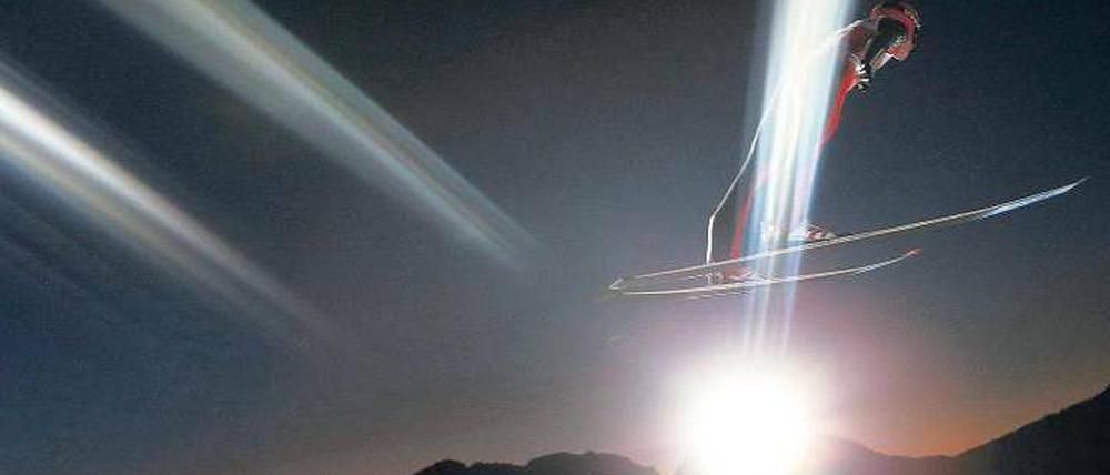 Hier fliegt ein Oberbayer. Andreas Wellinger stammt aus Ruhpolding – bisher auch keine Hochburg der Skispringer. Foto: Reuters