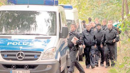Großeinsatz. Nach der Entführung von Storkow durchsuchten Hundertschaften der Polizei das Gebiet. Foto: dpa/Nestor Bachmann