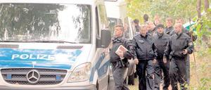 Großeinsatz. Nach der Entführung von Storkow durchsuchten Hundertschaften der Polizei das Gebiet. Foto: dpa/Nestor Bachmann