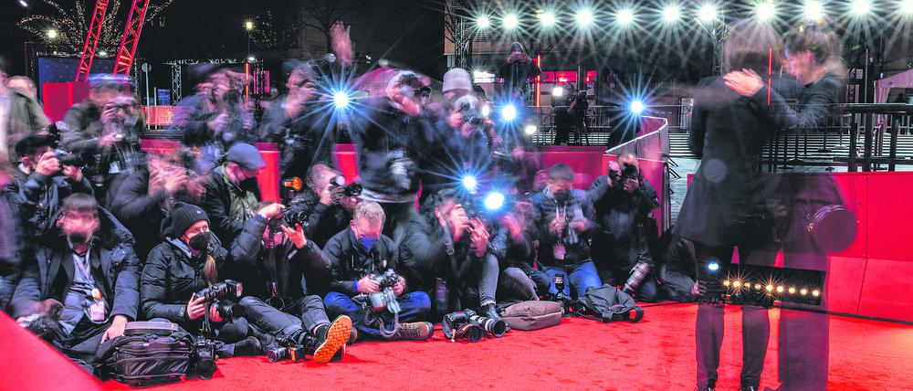 Bären-Gewinnerin, sturmumtost. Carla Simón mit „Alcarràs“-Produzentin nach der Abschlussgala vor dem Berlinale-Palast.     