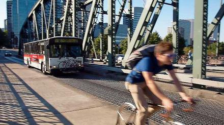 Nahverkehr in Portland: Die Stadtbusse haben einen Träger für je zwei Fahrräder an der Front, die Mitnahme ist gratis.