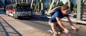 Nahverkehr in Portland: Die Stadtbusse haben einen Träger für je zwei Fahrräder an der Front, die Mitnahme ist gratis.