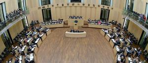 Vielen Ländern (hier der Blick in den Bundesrat) reicht das Geld nicht. Zumindest sagen die Regierungen das.