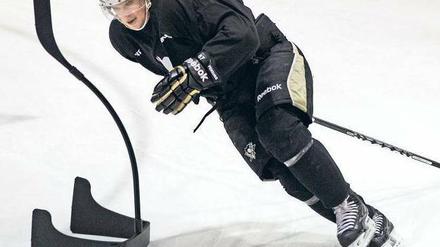 Ungewohnt statisch. Sidney Crosby beim Training mit einem leicht zu umlaufenden Gegenspieler. Der NHL-Star hat an den Verhandlungen mit den Klub-Eignern teilgenommen, allerdings ohne Erfolg. Womöglich spielt Crosby bald in Europa. Foto: AP