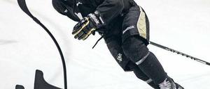 Ungewohnt statisch. Sidney Crosby beim Training mit einem leicht zu umlaufenden Gegenspieler. Der NHL-Star hat an den Verhandlungen mit den Klub-Eignern teilgenommen, allerdings ohne Erfolg. Womöglich spielt Crosby bald in Europa. Foto: AP