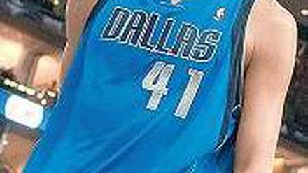 Bin ich hier richtig? Nowitzkis Team muss um die Play-off-Teilnahme bangen. Foto: dpa