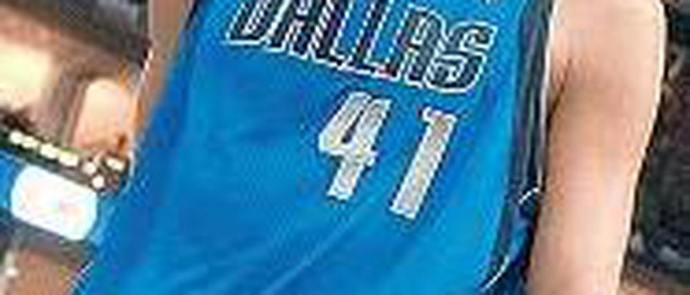 Bin ich hier richtig? Nowitzkis Team muss um die Play-off-Teilnahme bangen. Foto: dpa