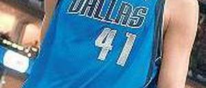 Bin ich hier richtig? Nowitzkis Team muss um die Play-off-Teilnahme bangen. Foto: dpa