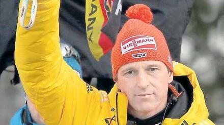 Springer kommt. Werner Schuster schwenkt seit 2008 die deutsche Flagge. 