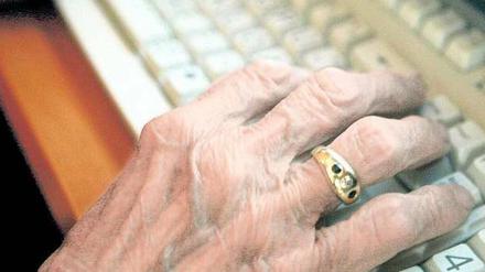 Silver Surfer. Im Jahr 2012 stieg der Anteil der Internetnutzung unter den 60- bis 69-Jährigen auf 62,7 Prozent – und mancher Rentner repariert heute in seiner Freizeit sogar Computer. Foto: dapd