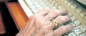 Silver Surfer. Im Jahr 2012 stieg der Anteil der Internetnutzung unter den 60- bis 69-Jährigen auf 62,7 Prozent – und mancher Rentner repariert heute in seiner Freizeit sogar Computer. Foto: dapd