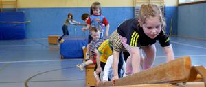 Kinder beim Turnen.