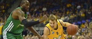 Kein Durchkommen. Albas Heiko Schaffartzik (r.) gegen Athens Stephane Lasme.