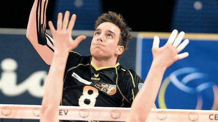 Vergeblich gestreckt. Björn Höhne (oben) und die Volleys recken sich gegen Zenit Kasan an die Leistungsgrenze, aber für einen Sieg gegen die Russen reicht es nicht.