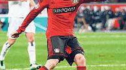 Gleich ist er drin. André Schürrle trifft zum zwischenzeitlichen 3:0 seiner Leverkusener gegen Frankfurt. Foto: Reuters