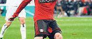 Gleich ist er drin. André Schürrle trifft zum zwischenzeitlichen 3:0 seiner Leverkusener gegen Frankfurt. Foto: Reuters