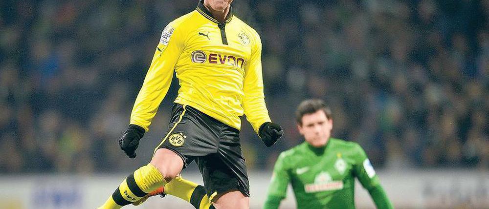 Schwebezustand. Der Dortmunder Mario Götze feiert seinen Treffer zum 2:0 gegen Werder, drei weitere Tore des Deutschen Meisters folgten. Foto: AFP