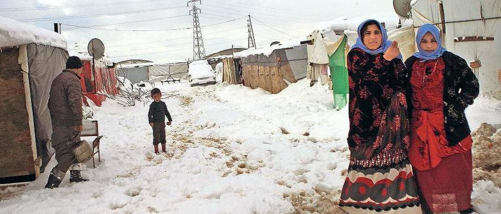 Wenn die Natur zur Bedrohung wird: Wie hier in einem Lager im libanesischen Bekaa-Tal kämpfen hunderttausende Syrer im Nahen Osten ums Überleben. Foto: Lucie Parsaghian/dpa