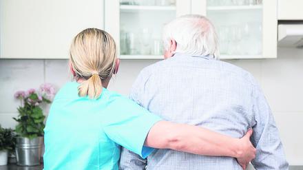 Pflegefachassistent:innen helfen Patienten bei Alltagstätigkeiten.
