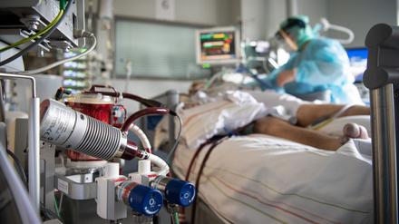 Auf den Intensivstationen in Deutschland liegen noch immer viele Corona-Patienten.