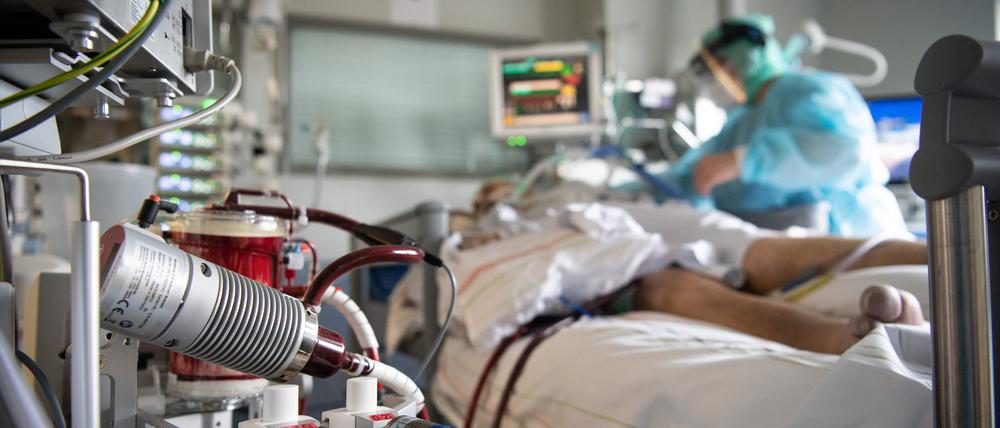 Schwer an Corona erkrankte Patienten auf der Intensivstation des Klinikums in Fulda. Im Vordergrund steht eine ECMO-Maschine.
