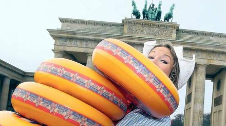 Käse für alle. Frau Antje darf nach einer Zwangspause wieder als Werbefigur für die Niederlande herhalten. Weitere Fotos von der Grünen Woche finden sie unter www.tagesspiegel.de/berlin Foto: p-a/dpa