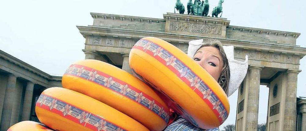 Käse für alle. Frau Antje darf nach einer Zwangspause wieder als Werbefigur für die Niederlande herhalten. Weitere Fotos von der Grünen Woche finden sie unter www.tagesspiegel.de/berlin Foto: p-a/dpa