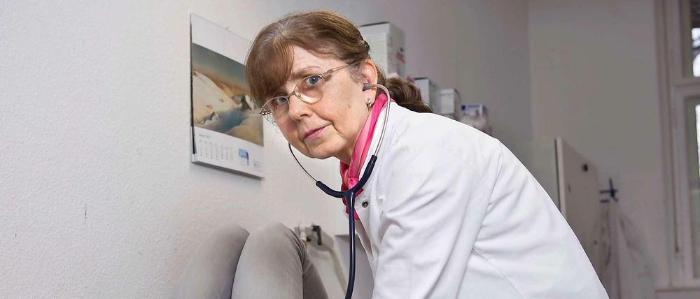 Hilfe. Eva Gummlich behandelt in der Caritas Ambulanz am Bahnhof Zoo Menschen ohne Krankenversicherung