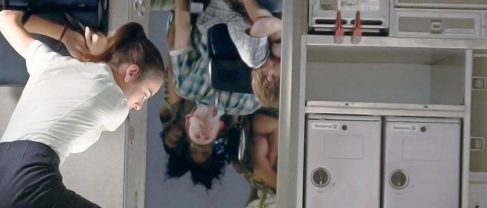 Fasten Seat Belts. Stewardess Trina (Nadine Velazquez) bemüht sich um Fassung in der Turbulenz.