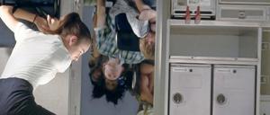 Fasten Seat Belts. Stewardess Trina (Nadine Velazquez) bemüht sich um Fassung in der Turbulenz. 