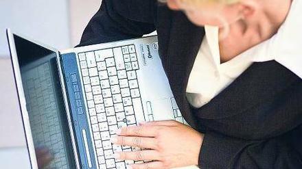 Das Internet als Berater. Fragen rund um private Finanzen, aber auch zu komplexen finanzpolitischen Zusammenhängen lassen sich mit Hilfe des Internets beantworten. Die Zugriffsraten bei Erklärvideos sind aber recht übersichtlich. 