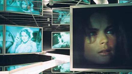 Slalom durch die Filmgeschichte. Die ständige Ausstellung im Berliner Filmmuseum präsentiert mehr als 100 Jahre deutscher Kinovergangenheit – mit den Diven Marlene Dietrich und Romy Schneider. 