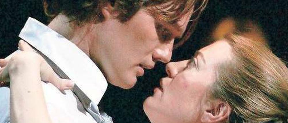 Verbotene Liebe. In der Oper sind es meist gesellschaftliche Tabus, heute eher Gendefekte. Im Bild Finnur Bjarnason als Tristan und Sinead Mulhern als Isolde. 