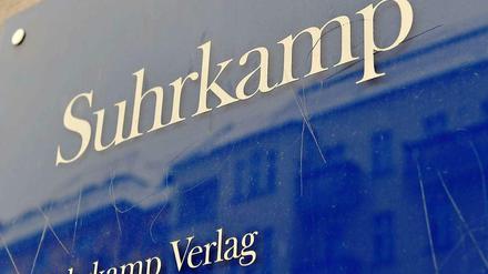 Der Suhrkamp Verlag ist angekratzt: Minderheitsgesellschafter Hans Barlach und Suhrkamp-Verlegerin Ulla Unseld-Berkéwciz stehen sich vor Gericht gegenüber.