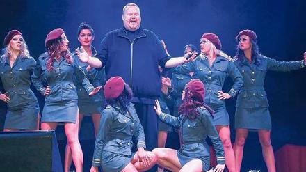 So inszeniert er sich gerne. Kim Dotcom zwischen Frauen auf seiner Party in Coatsville bei Auckland. 