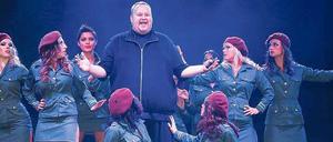 So inszeniert er sich gerne. Kim Dotcom zwischen Frauen auf seiner Party in Coatsville bei Auckland. 
