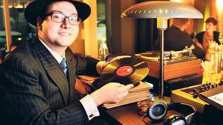 Stilechte Kleidung ist Teil der Mission von Schellack Holmes, wenn er in der Bar Riva sein Vinyl zu Gehör bringt.