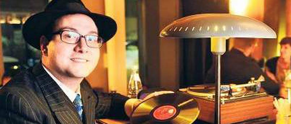 Stilechte Kleidung ist Teil der Mission von Schellack Holmes, wenn er in der Bar Riva sein Vinyl zu Gehör bringt.